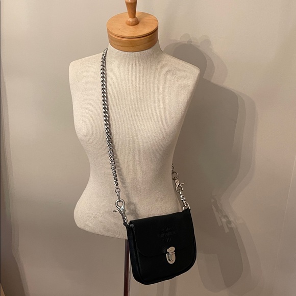 Harley Davison Black Leather Crossbody Bag with Silvertone Chain - Picture 5 of 17